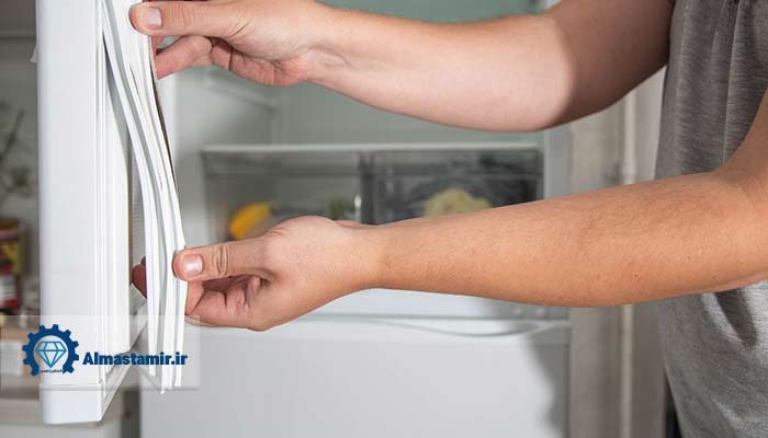 لاستیک دور درب فرسوده شده است