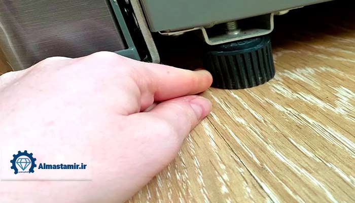 یخچال را با کمک پایه های تنظیم کاملا تراز کنید