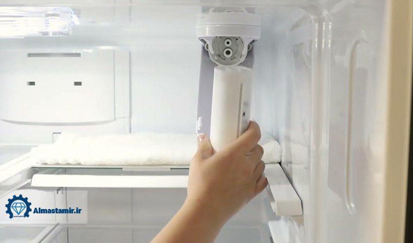 بررسی فنها و فیلترها در تعمیر یخچال ایسان