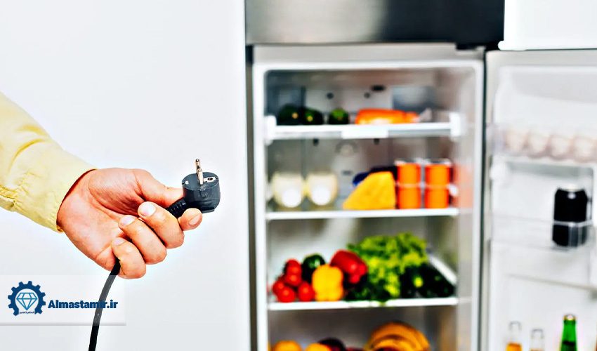 ابتدا باید یخچال را از برق بکشید