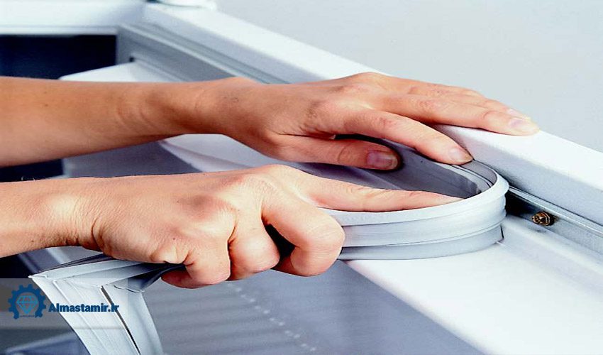 سرد نکردن یخچال هیتاچی به دلیل خرابی لاستیک دور درب یخچال