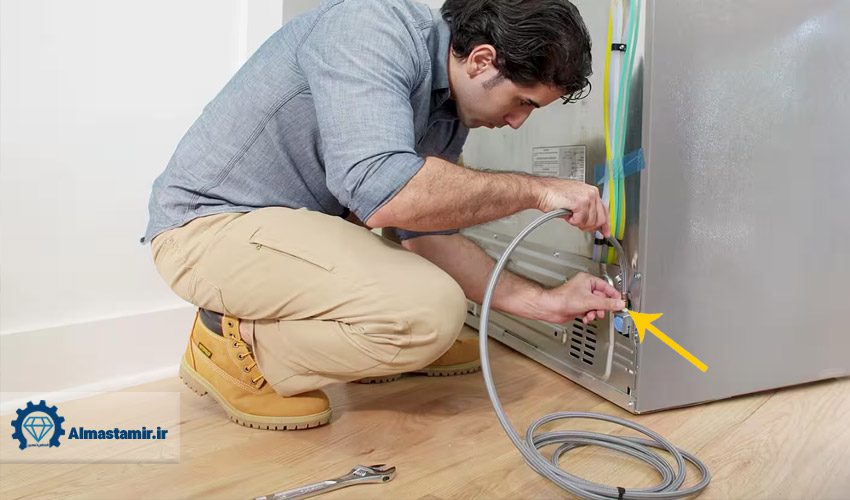 کار نکردن یخ‌ساز یخچال هیتاچی به دلیل انسداد در شیلنگ یا لوله آب یخچال